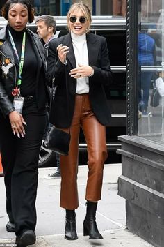 Brown Leather Pants Outfit, Leather Trousers Outfit, Berlin Street Style, Brown Leather Pants, Leather Leggings Outfit, Pleather Pants, Leather Pants Outfit, Kelly Brook, Black Leather Pants