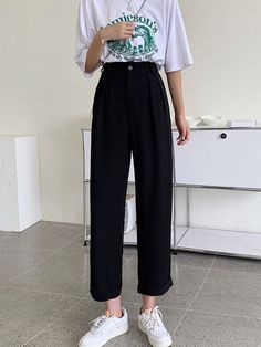 Korean Pants Women, Korean Fashion Black Pants, Trousers Outfit For School, Black Trousers Outfit Casual Korean, Black Tailored Pants Outfit Casual, Black Pants Outfit For School, Black Trousers Outfit Korean, Black Square Pants Outfit, Tailored Pant Outfit