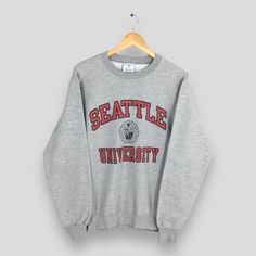 vintage sweat-shirt de l'université de Seattle moyen SU Seattle University imprimé logo ras du cou pull Seattle College pull Seattle Redhawks M Taille indiquée sur l'étiquette :- Taille M Mesure manuelle :- LARGEUR (aisselle à aisselle) :- 21" pouces LONGUEUR (de l'épaule à la fin du vêtement) :- 27" pouces PESAGE :- 0,40 kg Condition :- Bon état. Pas de trous et pas de taches. - Les couleurs peuvent être différentes en raison de l'éclairage. - Tous les articles sont VINTAGE et présentent quelqu Seattle University, Wesleyan University, Sweat Gris, Susquehanna River, Abstract Graphic, Gray Sweatshirt, Hawks, Jumper Sweater