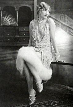 1920s. @designerwallace 1920s Fashion Flapper, Patron Vintage, 1920 Fashion, Woman Sitting, Flapper Style