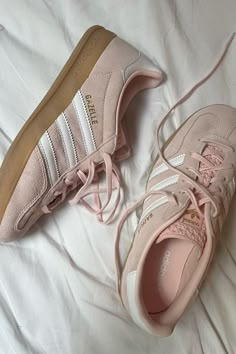 Pink Gazelles, Adidas Samba Outfit, Pretty Sneakers, Dr Shoes, Pretty Shoes Sneakers, Skandinavian Fashion, Adidas Shoes Women, Shoe Wishlist, Girly Shoes