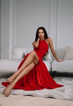 Die Einführung der atemberaubenden Backless Bodycon Maxi-Kleid, ein Muss für jede modebewusste Frau wie Sie. Dieses rote Sommer-Cocktailkleid ist perfekt für all Ihre besonderen Anlässe - vom Abschlussball bis als Brautjungfer - es ist garantiert ein Hingucker und Sie fühlen sich wie der Star der Nacht. Mit diesem bodenlangen Maxikleid in auffälligem Rot stechen Sie in jeder Menge hervor. Der figurbetonte Stil schmiegt sich an Ihre Kurven an den richtigen Stellen, während die fit & flare-Silhoue Dresses Wedding Guest Summer, Being A Bridesmaid, Maxi Dress Elegant, Summer Cocktail Dress, Floor Length Maxi Dress, Red Summer Dresses, Bodycon Maxi Dress, Red Bodycon, Red Bridesmaids