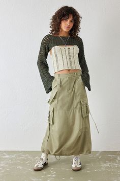 Cargo Outfits Women, Cargo Skirt Outfit, Cargo Outfit, Pleated Skirt Short, Artsy Outfit, Maxi Skirt Outfits, Early Fall Outfit, Outfit Inspiration Fall, Cargo Skirt