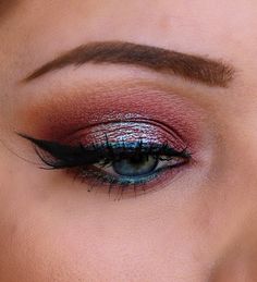 TUTORIAL | SOLSTICE EYE :: UDPP in Eden). MUG Creme Brulee (light tan) in… Eyeshadow Lower Lash Line, Light Blue Inner Corner Eyeshadow, Mac Cranberry Eyeshadow, Mug Cupcake, Blue Winged Eyeshadow, Blue Lower Lash Line Eyeshadow, Lower Lashes, Labels Diy, Winter Makeup