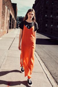 Vuelve uno de los íconos de la moda noventosa: los vestidos tipo camisón con remeras mangas cortas por debajo. Orange Slip Dress, Personality Board, Boho Lookbook, 1990 Style, Thrift Ideas, 23 Fashion, Summer Sets, Clothing Board, Urban Wear Women