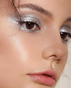 10 Silver Eye Makeup Looks To Tap Into The Soft, Dreamy Gal Within You Silver Eye Makeup Looks, Silver Eyeliner, Silver Eye Makeup, Maquillage On Fleek, Silver Makeup, Silver Eyeshadow, New Year's Makeup, Metallic Eyes, Kajal Eyeliner