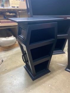 the back end of a black table in a room