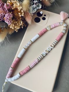 Fully customizable phone jewelry✨ Adopt the phone jewelry that will allow you to no longer drop your phone or search for it at the bottom of your bag 👜 Choose from the 72 colors available and personalize it according to your tastes and desires: your children's first name, sweet words, etc. Sending in a gift bag by tracked letter within 72 hours 💌 Do not hesitate to contact me for more information 🎀 Bracelet Telephone, Clay Bead Phone Charm, Phone Jewelry, Beads Christmas, Phone Wristlet, Diy Bracelets Easy, School Accessories, Sweet Words, Heishi Beads