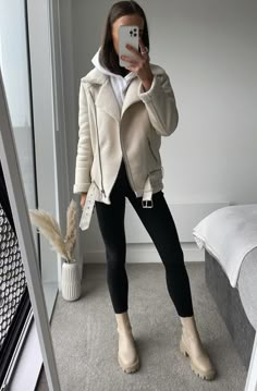 What Em Wore, Outfit Botas, Look Legging, Winter Whites, Beige Outfit, Mode Inspiration