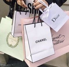 Shopping Bags Aesthetic, Luxury Brands Shopping, Clueless Movie, Sunday Planning, Outlet Mall, Shop Till You Drop, Pin Logo, Bags Aesthetic, Birthday Wishlist