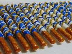 there are many blue and white candy sticks lined up in the shape of fish tails