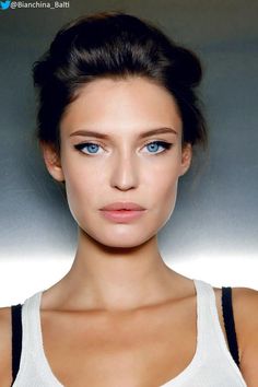 Fresh faced, minimal make up, focus on eyes Mom Beauty, Bianca Balti, Dark Underarms, All Things Beauty, White Tank, Beauty Inspiration, Beauty Make Up