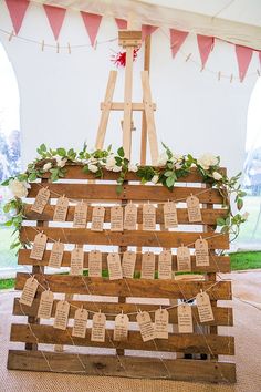 an image of a wooden table with place cards on it and the words, 1001 + ideas de plan de table original pour votre marriage