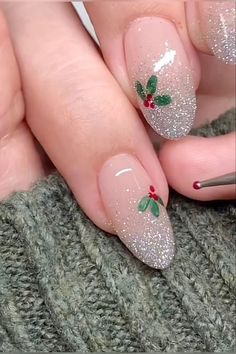 Christmas Aesthetic Nails Ideas, Christmas Nails Metallic, Holiday Nail Art Christmas, Holly Nails Christmas, Christmas Nails Holly, Christmas Nails Design Holiday, Holiday Gel Nails, Christmas Manicure Ideas, Christmas Nails Aesthetic