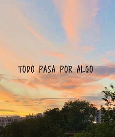 the sky is pink and blue with some clouds in it that say to do pasa por algo