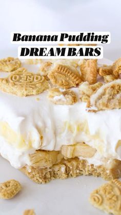 banana puddinging dream bars with white frosting and cookies on top, sitting on a plate