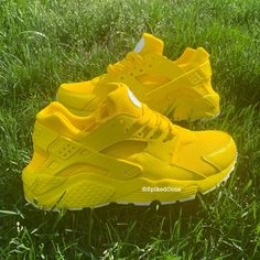 Custom Huaraches, Yellow Shoes Outfit, Paint Shoes, Nike Neon, Fresh Shoes