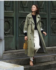 Dress Like A Parisian, Elegantes Outfit Damen, Rok Outfit, Style Inspiration Classic, Khaki Trench, Fall Fashion Coats, Trench Coat Style