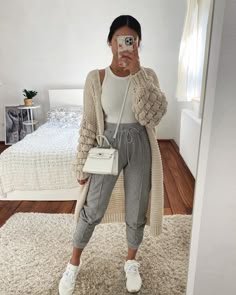 Sweatpants Outfits, Winter Outfits For Girls, Joggers Outfit, Cute Winter Outfits, Grey Sweatpants, Outfits Casuales, Comfy Outfits