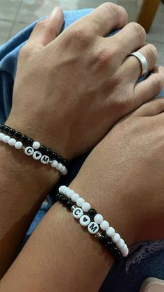 Diy Couple Bracelets, Sneakerhead Room, Clay Bead Necklace, Bracelets For Boyfriend, Diy Bracelets Patterns, Friend Bracelets, Beads Bracelet Design, Couple Jewelry, Couple Bracelets