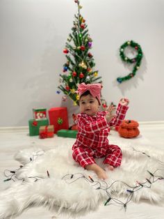 9 Aylık bebek konsept fotoğraf çekimleri yılbaşı ağacı Toddler Christmas Photos, Christmas Crib Ideas, Christmas Background Photography, Baby Jewelry Gold, Baby Milestone, Baby Jewelry, Phone Wallpaper Design, Christmas Photoshoot, Toddler Christmas