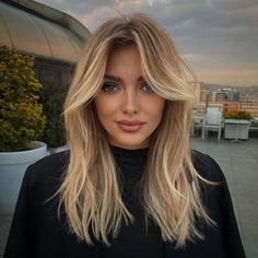 The winter season is the perfect time to update your hairstyle and embrace the cozy and stylish vibes of the colder months. From classic cuts to trendy styles, there's a winter haircut for every woman in 2023-2024. Here are 19 ideas to inspire your winter hairstyle transformation: 1. Blunt Bob A sleek and blunt bob … Disco Curls, Haircuts For Square Faces, Winter Haircut, Winter Haircuts, Creative Haircuts, Winter Hairstyle, Haircut For Square Face, Shape Tape Concealer, Cut Her Hair