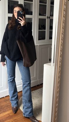 Latest Fall Fashion Trends, Nyc Winter Outfits, Flare Jeans Outfit, Fashion Bella, Winter 23, Paris Mode, Corporate Outfits, Outfit Inspo Fall, Mode Inspiration