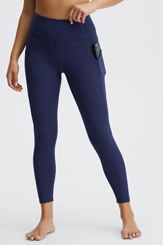 Oasis PureLuxe High-Waisted 7/8 Legging Fabletics blue female Activewear >> Womens >> Bottoms >> Leggings >> 7/8s PureLuxe regular Yoga and Studio 4-Way Stretch/Chafe-Resistant/External Pocket/Moisture-Wicking/Pockets/UPF Protection Buttery-soft pocket style in PureLuxe Fabletics Leggings, Sweat It Out, Kate Hudson, Blue Leggings, Pocket Leggings, Laura Lee, Komplette Outfits, Sportswear Women, Model Photos