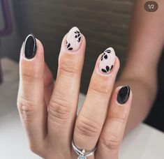 Checkered Nail Designs Short, Black Nail Designs Heart, Simple Gel Nail Designs Fall, Halloween Nails Simple Black, Short Oval Fall Nails, Scandinavian Nails, Black Short Nail Designs, Fall Inspired Nails Short, Nail Art Trendy