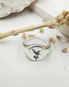 Item details Handmade Hypo Allergenic, Nickel Free, Processed with Anti Tarnished, Genuine 925 Sterling Silver with stamp. A very beautiful Oval Signet Ring with an engraving of Humming Bird, made up of genuine 925 Sterling Silver with 14K Gold plated. Perfectly deeply engraved ready to wear with any of the outfits. All our jewelry are e-coated, tarnish resistant and 100% nickel free. We assure you best quality. If you want we can engrave other design also. Just message me for custom design. ➤PR Hummingbird Ring, Bird Rings, Jewelry Nature, Nature Ring, Personalized Ring, Humming Bird, Bird Jewelry, Bird Lover, Silver Jewelry Rings