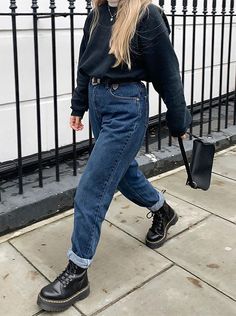 Style Jadon Dr Martens, Dr Marten Professional Outfit, Clothes With Boots Casual Outfits, Mom Jeans And Dr Martens Outfit, Docs Jadon Outfit, Dr Martens Outfits Women, Fall Fashion With Doc Martens, Cold Weather Doc Martens Outfit, Cute Fall Outfits Doc Martens