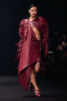 Mugler Fall 2024 Ready-to-Wear https://www.vogue.com/fashion-shows/fall-2024-ready-to-wear/mugler/slideshow/collection#6 Runway Fashion Couture, Antonio Marras, Fall Winter 2024, Irina Shayk, Ann Demeulemeester, Pinterest Fashion, Dark Fashion, Winter 2024