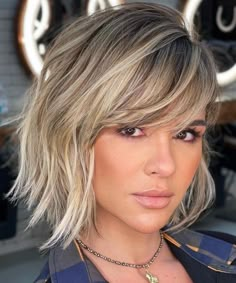 Tousled Blonde Bob with Side Bangs Bobbed Hairstyles With Fringe, Kort Bob, Cortes De Cabello, Side Bangs Hairstyles, Bob Hairstyles With Bangs, Fringe Hairstyles, Penteado Cabelo Curto, Blonde Bobs, Short Hair With Bangs