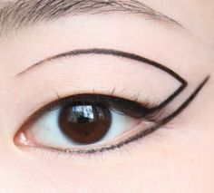 Simple Fantasy Makeup Looks, Graphic Eyeliner Asian, Make Up Ideas Asian, Asian Graphic Liner, Geometric Eye Makeup, Minimal Graphic Eyeliner, Bauhaus Makeup, Interesting Eyeliner, Make Up Ideas Creative