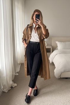 Coat And Trousers For Women, Trench Coat Office Outfit, Brown Trench Coat Outfit Women, Autumn Trench Coat Outfit, Trench Coats Women Outfit Classy, How To Style A Trench Coat, Coats Outfits Women, Trench Coat Outfit Autumn, Fall Trousers Outfit