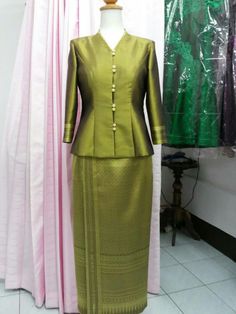 Corak Krusye, Maternity Fashion Dresses, Cambodian Dress, Big Size Fashion, Kebaya Dress, Myanmar Traditional Dress, Women Blouses Fashion, Myanmar Dress Design, Thai Silk