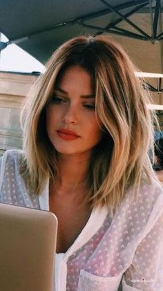 17 Gorgeous Medium Length Layered Hair To Copy - Inspired Beauty Lob Haircut Brown Hair, Hairdo Ideas, Haircuts 2020, Haircut 2023, Hairstyles Quick, Medium Length Hair With Layers, Messy Short Hair, Spring Hair, Popular Haircuts