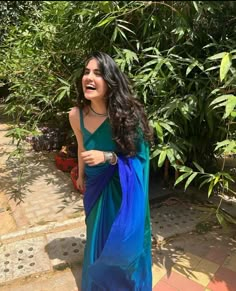 Saree Ideas For Freshers Party, Saree Ideas For Freshers, Best Saree Poses, Farewell Saree Inspo Aesthetic, Freshers Saree Ideas, Fairwell Saree Ideas, Fairwell Sarees, Saree For Freshers Party, Freshers Saree Look