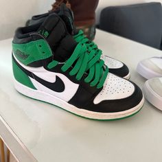 Green/White/Black Jordan 1s With Box Kids 4y Worn A Few Times Jordan 1s In The Box, Jordan Shoes Aesthetic, Jordan Verdes, Jordan Verde, Ones Jordan, Nike Shoes Green, Dark Green Shoes, Jordan 1 Green, Green Nike Shoes