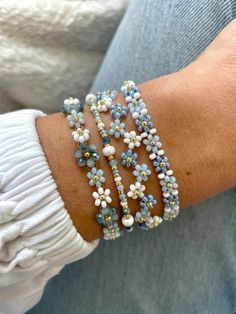 #wallpapers Beaded Jewelry Tutorials, Handmade Jewelry Tutorials, Bracelet Diy, Beaded Bracelets Diy, Beaded Accessories, Seed Bead Bracelets, Flower Bracelet