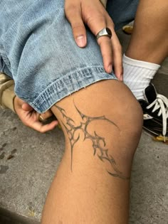 tattoo Tramp Stamp Grunge Tattoo, Dark Tatoos Aesthetic, Tattoo Ideas Cyberpunk, Grunge Line Tattoo, Nature Knows No Kings Tattoo, Side Knee Tattoo Men, Skin Art Tattoo, Aesthetic Tatoos Ideas, Tattoo Sholders Idea