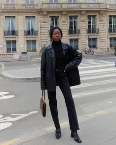 Jeans Outfit Jacket, Paris Inspired Outfits, Outfit Black Jeans, Black Straight Jeans, Simple Black Heels, 2024 Clothes, Jeans Heels Outfit, Yellow Jeans, Cold Weather Outfit