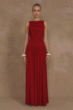 This elegant sleeveless maxi dress is a must-have addition to any woman's wardrobe. Featuring a solid boat neck and sexy ruched detailing, this dress is both fashionable and comfortable. Made with high-quality materials, it is perfect for any occasion and will make you stand out from the crowd. Wedding Guest Dress Classy, Wedding Guest Dress Red, Annie Core, Winter Maxi Dress, V Neck A Line Dress, Christmas Gown, High Neck Prom Dress, Pizza Logo, Long Formal Dresses