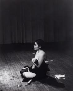 Yoko Ono, 1964, Cut Piece Fluxus Movement, Feminist Artist, Body Art Photography, Yoko Ono, Multimedia Artist, Feminist Art, Ringo Starr, Japanese Artists, Conceptual Art