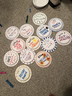 some paper plates that are on the ground