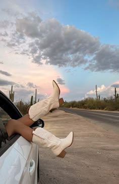 Foto Cowgirl, White Cowgirl Boots, Botas Western, Behind Blue Eyes, White Cowboy Boots, Cowgirl Aesthetic, Western Aesthetic, Country Concerts, White Boots