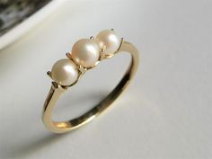 Three Pearl Ring, Pearl Ring Design, Jewelry Minimal, Bride Jewelry Set, Dainty Gold Jewelry, Marriage Ring, Romantic Rings, Gold Pearl Ring, Dainty Gold Rings