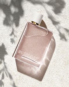 7 parfums à adopter d'urgence pour ce printemps-été Burberry Her Blossom, Burberry Her, Burberry Fragrance, Feminine Fragrance, Luxury Perfume, Dolce E Gabbana