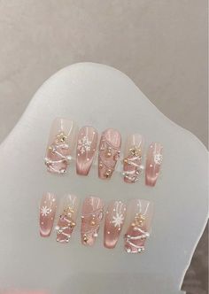 Pattern: Love, XINGX#WinterNails #NailDesigns #GorgeousNails #WinterBeauty #NailInspiration #NailArt #WinterFashion #NailGoals #WinterStyle #NailTrends Nail Noel, Nail Art Noel, Glitter Rosa, Christmas Heart, Korean Nails, Coffin Press On Nails, Pretty Gel Nails, Cat Eye Nails