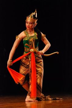 Deepa Respati. Penari Tradisi. Jawa. ISI. Surakarta. by https://www.facebook.com/deepa.respati/photos Women Character Inspiration, Body Gestures, Indonesia Traditional, Indonesian Culture, Native Wears, Dutch East Indies, World Dance, Asian History